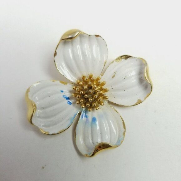 Vintage Crown Trifari White Enamel and Gold Tone Flower Brooch, Signed Stained - Picture 2 of 8